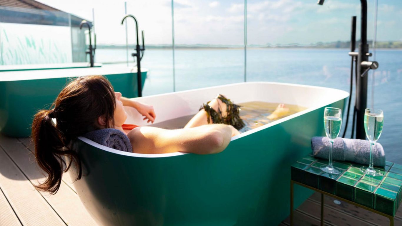 cedarwood_lyinginseaweedbath