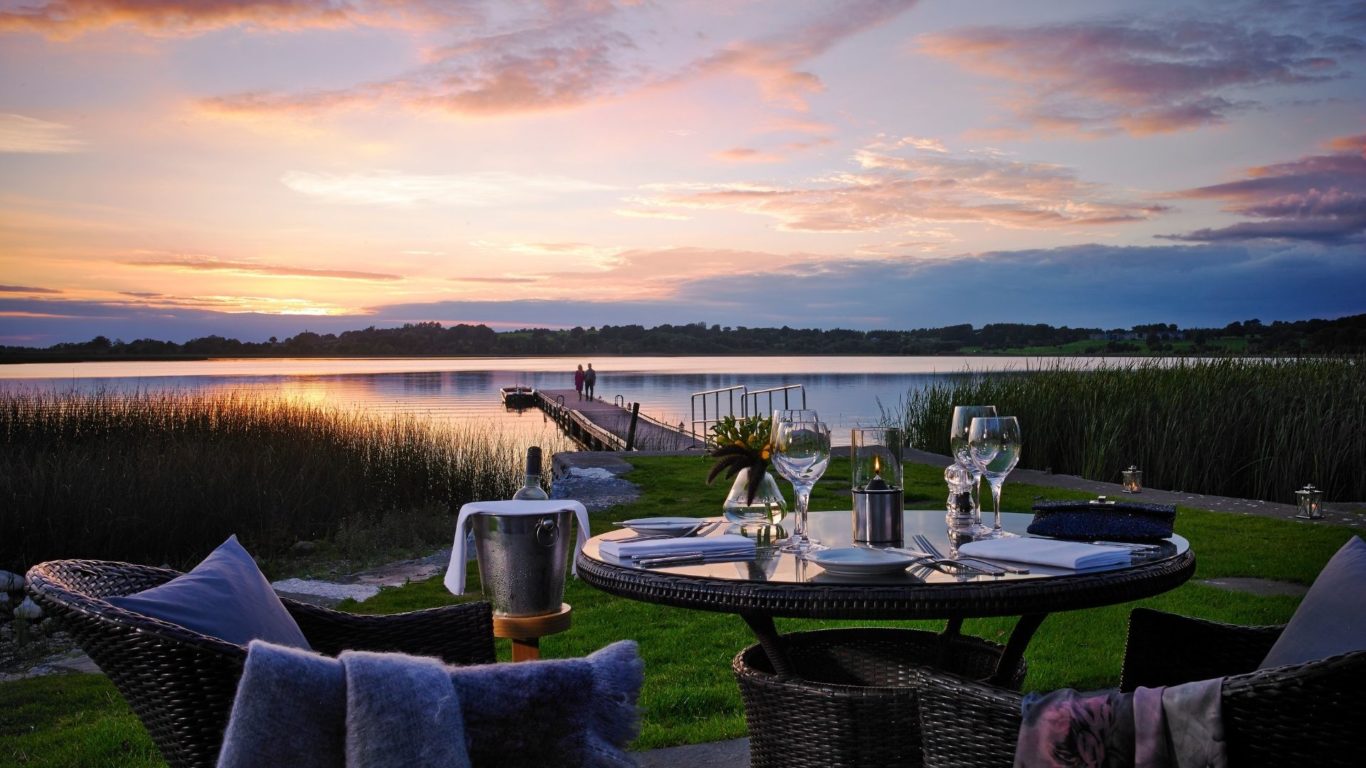 outdoor-sunset-dining